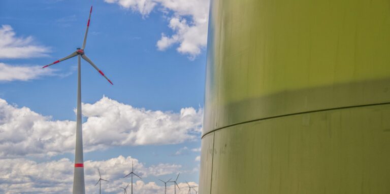 Energiewende: Leistung aus Erneuerbaren wächst, aber Verteilnetze bleiben zurück