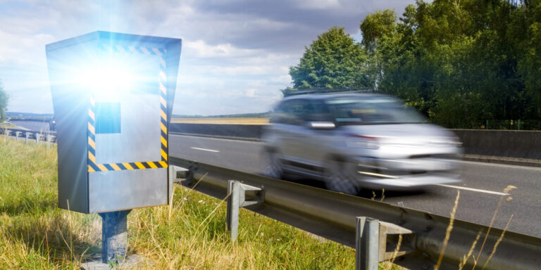 Auf der Überholspur zur Abzocke? Was die neuen Super-Radarfallen für Autofahrer bedeuten