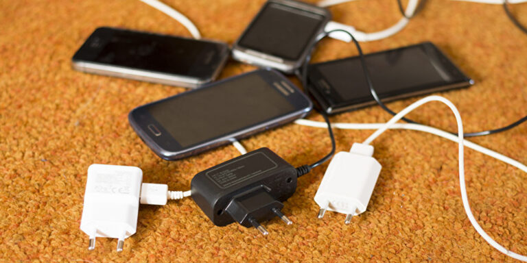 Induktives Laden schadet Smartphones und kostet mehr Energie