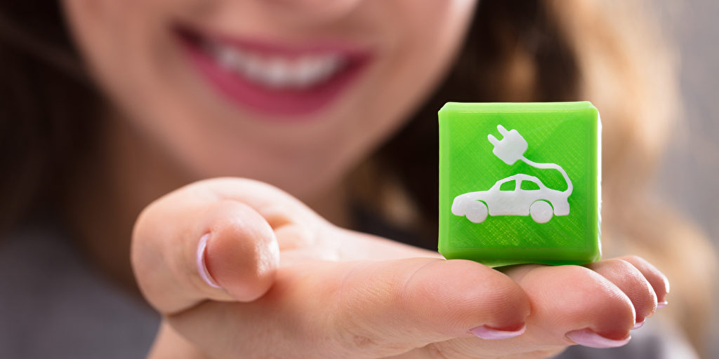 Akku Auto Würfel auf Hand einer Frau