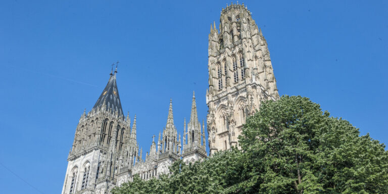 Turm der Kathedrale von Rouen in Flammen: Keine schweren Schäden