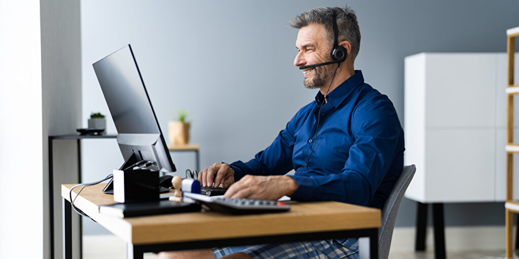 Ein Mann arbeitet im Home-Office