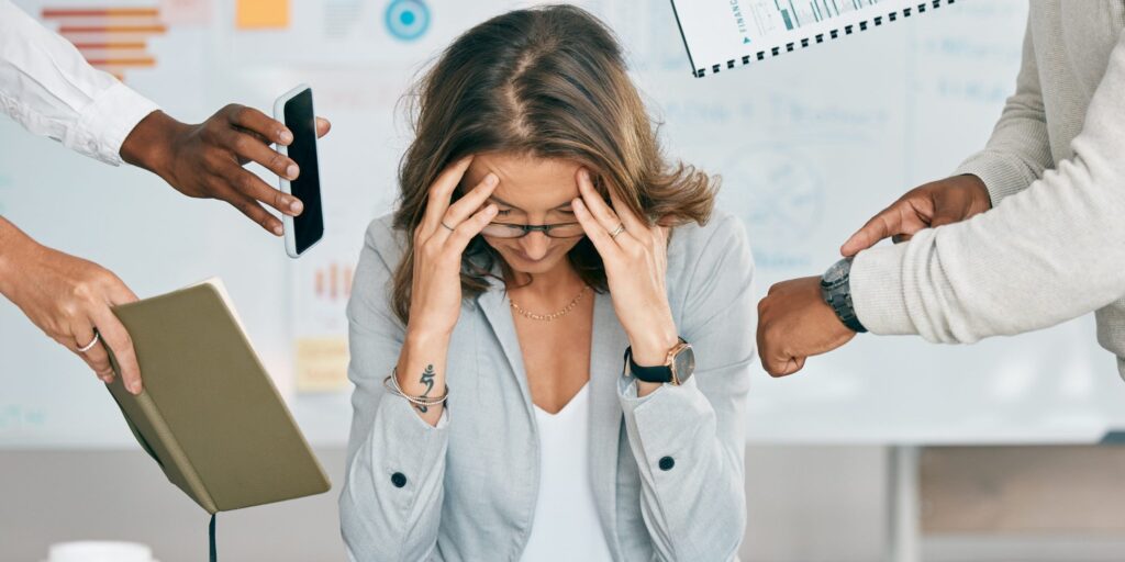 Frau im Büro im Stress