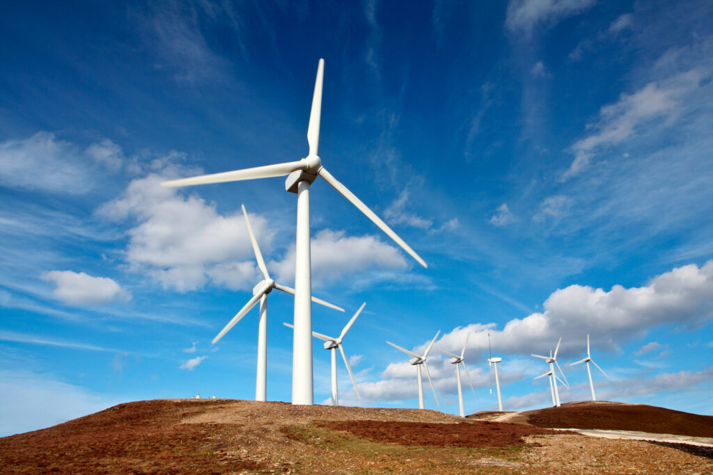 Mehrere Windkraftanlagen auf einem Hügel