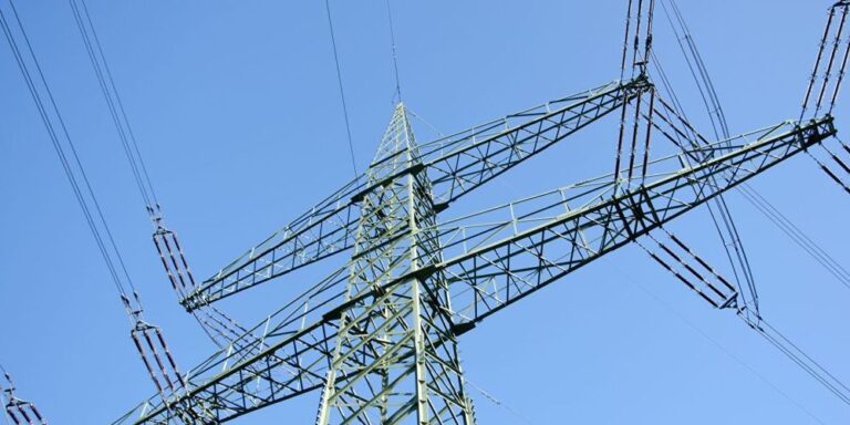 Klimaneutrale Industrie bis 2045: Fraunhofer ISE zeigt Wege auf