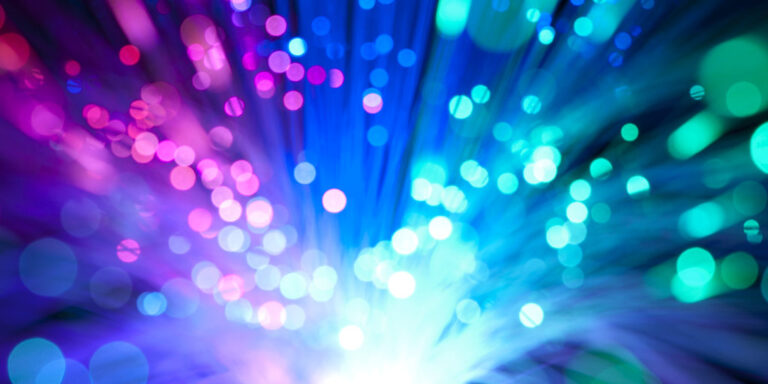 Starkes und schnelles Licht dank „On-Demand-Superfluoreszenz“