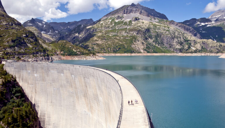 Kraftwerk mit Wasser als Energiespeicher