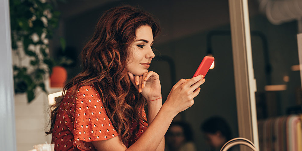 Frau vor Smartphone