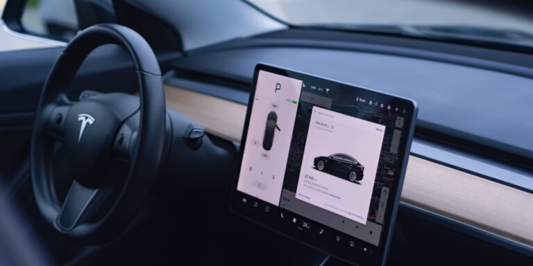 Tesla verklagt: Laufen die Kilometerzähler zu schnell?