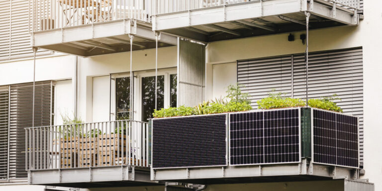 Rekord bei Mini-Solaranlagen – mehr Freiheiten für Mieter