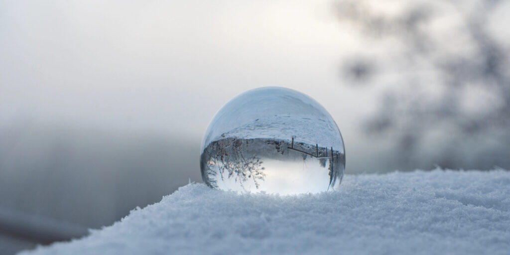 Eiskugel im Schnee