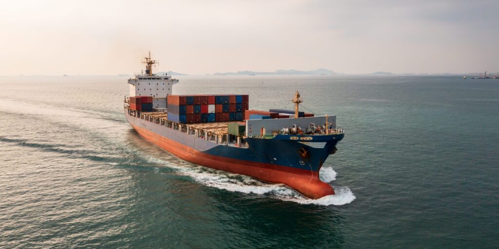 Containerschiff auf dem Meer