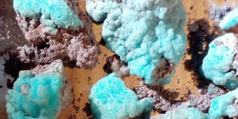 Batterien: Blau leuchtendes Mineral schafft ungeahnte Möglichkeiten
