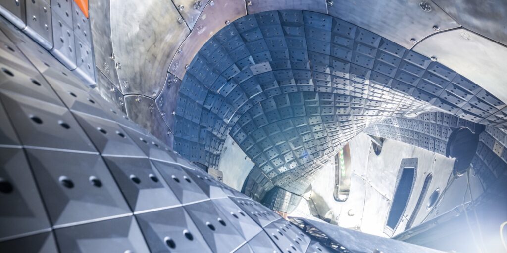 Blick ins Innere des Vakuumgefäßes von Wendelstein 7-X