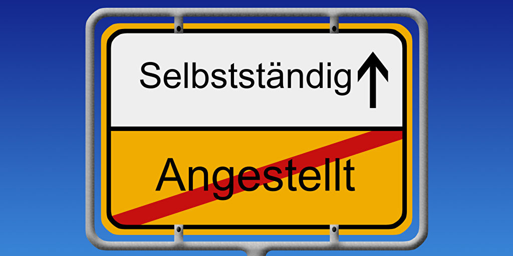 Selbstständig oder Angestellt? Ein Straßenschild weist die Richtung zu Selbständig