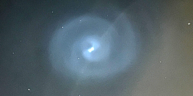 Leuchtende, blaue Spirale am Himmel: So ist sie entstanden