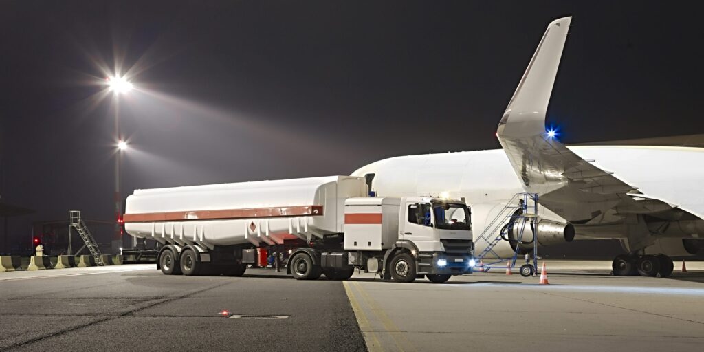 Ein Passagierflugzeug wird am Boden mit Treibstoff versorgt