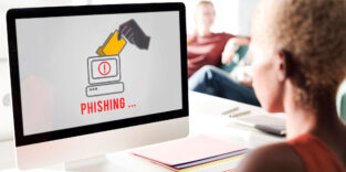 Frau sitzt vor einem Computerbildschirm mit einer Phishing-Warnung und einem Symbol für gestohlene Daten.