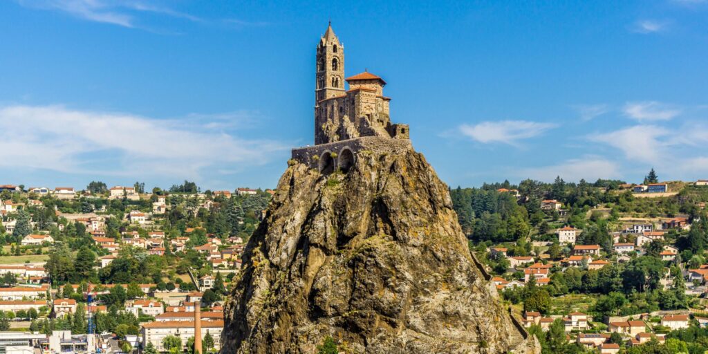 Saint-Michel d’Aiguilhe trohnt isoliert auf der Spitze eines rund 85 Meter hohen Vulkankegels