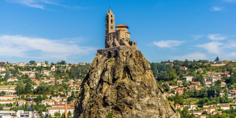 Wie baut man auf einem 85-m-Felsen? Diese Kapelle gibt die Antwort