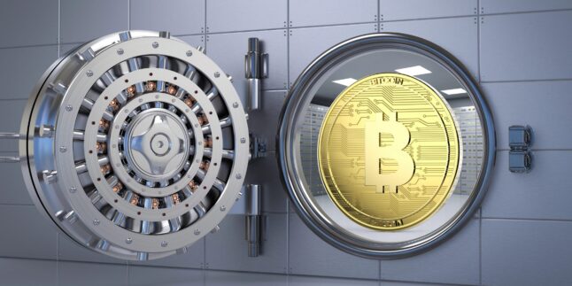 Offener Tresor, im Inneren ein Bitcoin-Symbol
