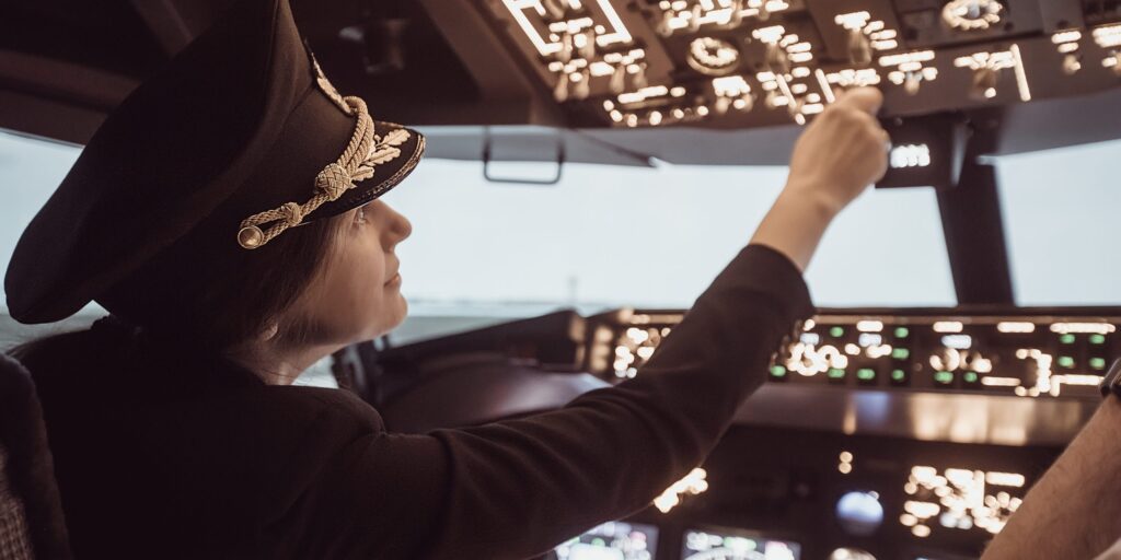 Pilotin im Cockpit
