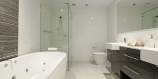 Modernes Badezimmer mit Badewanne, Dusche, WC und Waschtisch als Beispiel für die Planung von Sanitärräumen.