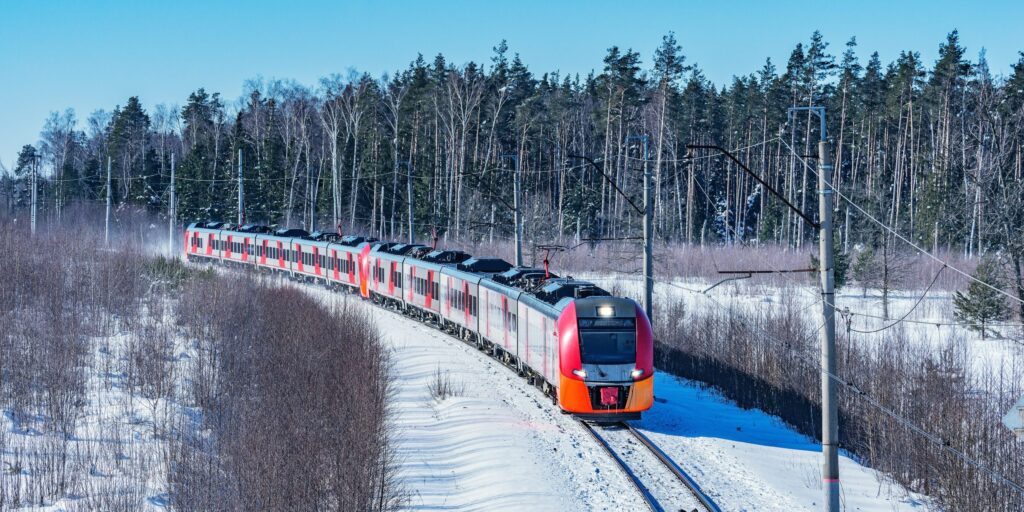 Bahn fährt durch Schnee