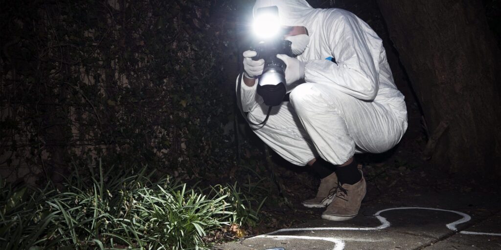 Mann fotografiert Tatort