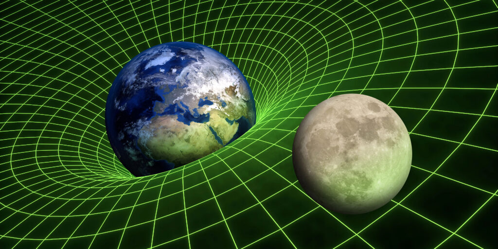 Illustration von Erde und Mond in einem grünen, gekrümmten Gitternetz, das die Verformung der Raumzeit durch die Gravitation symbolisiert.