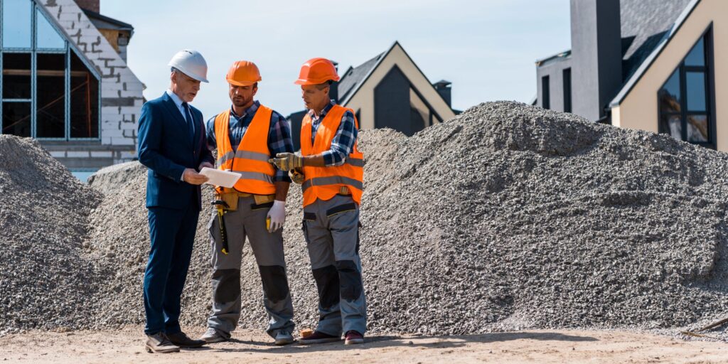 Bauherr und Bauarbeiter auf Baustelle