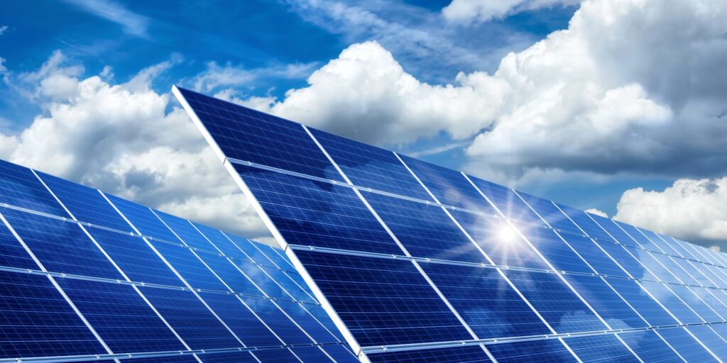 Sonne scheint auf Solarzellen