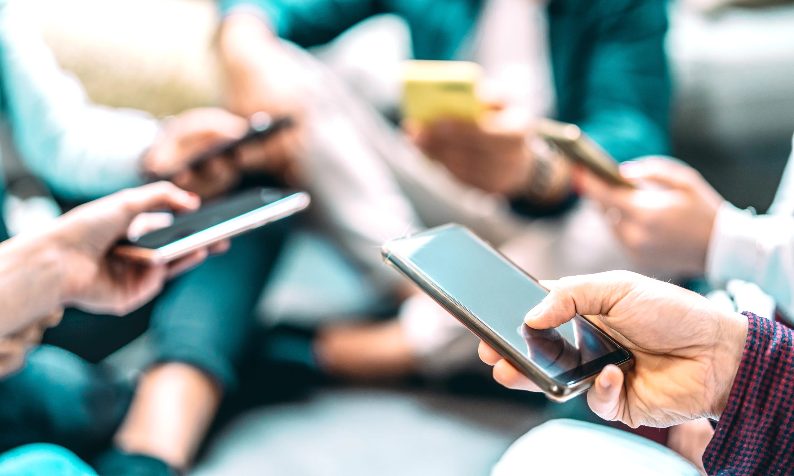 Deutsche verbringen knapp die Hälfte der Woche online