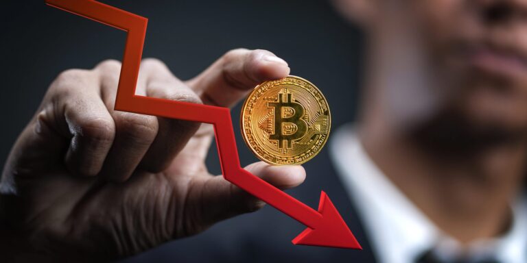 Bitcoin: $700 Mio. Verlust – Panik bei den ETFs! Prognose: Folgt jetzt der Crash auf 58.000 Dollar?