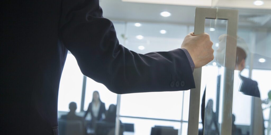 Ein Businessmann kommt ins Büro