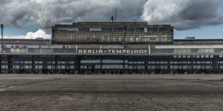 Flughafen Tempelhof: 1,2 km Baugeschichte aus Beton und Stahl
