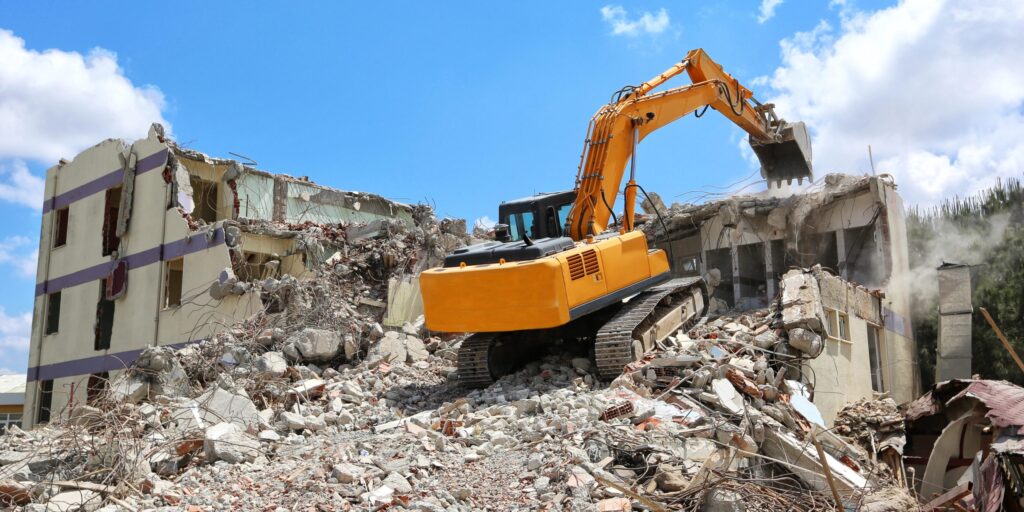 Ein Bagger reißt ein Gebäude ab