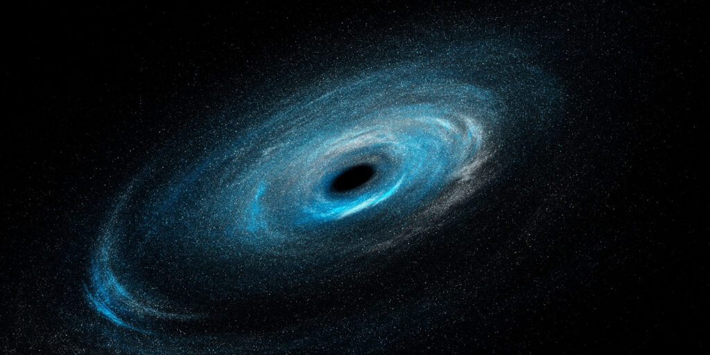 Künstlerische Illustration eines Schwarzen Lochs im Zentrum einer blau leuchtenden, spiralförmigen Materiescheibe vor schwarzem Weltraumhintergrund.