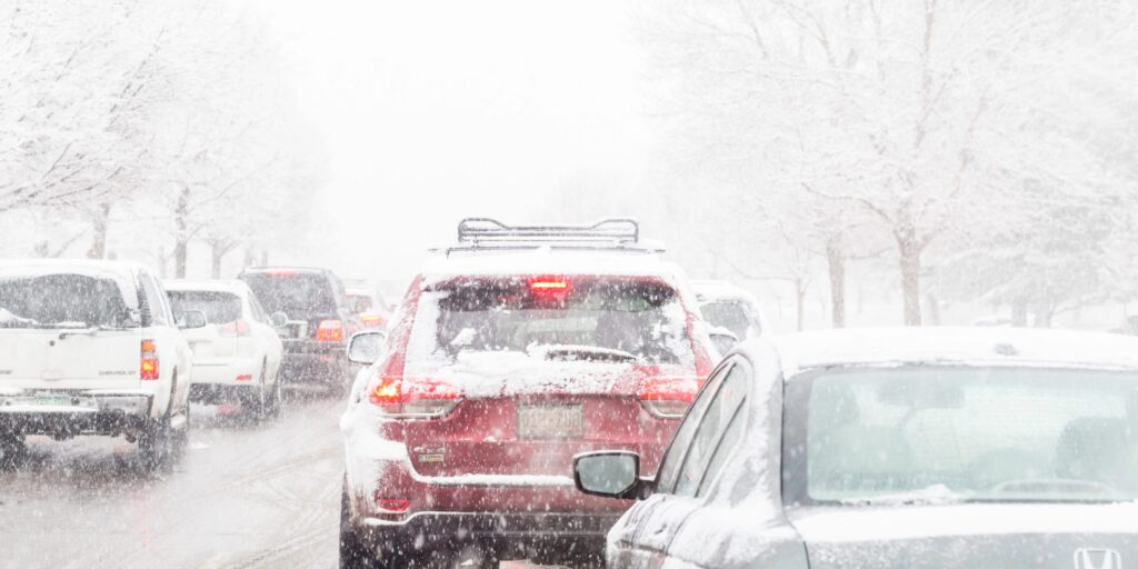 Autos im Schneesturm