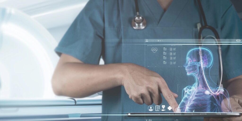 KI-System im Schockraum: Es analysiert Gespräche in Echtzeit, priorisiert medizinische Informationen und unterstützt das Team bei Diagnose und Dokumentation.