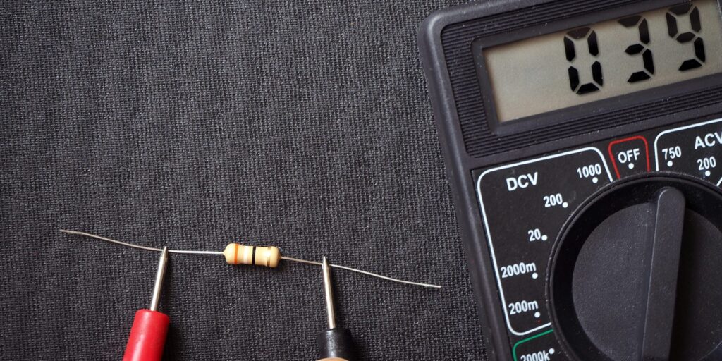 Digitalmultimeter misst den elektrischen Widerstand eines Bauteils mithilfe zweier Prüfspitzen