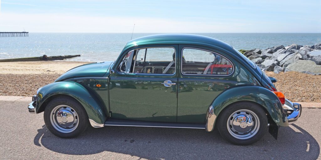 Volkswagen-Modell 1200 Käfer vor Meereslandschaft