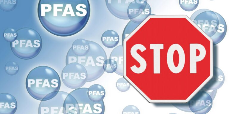 Doppelschlag gegen PFAS im Wasser: Neues Material reinigt und warnt