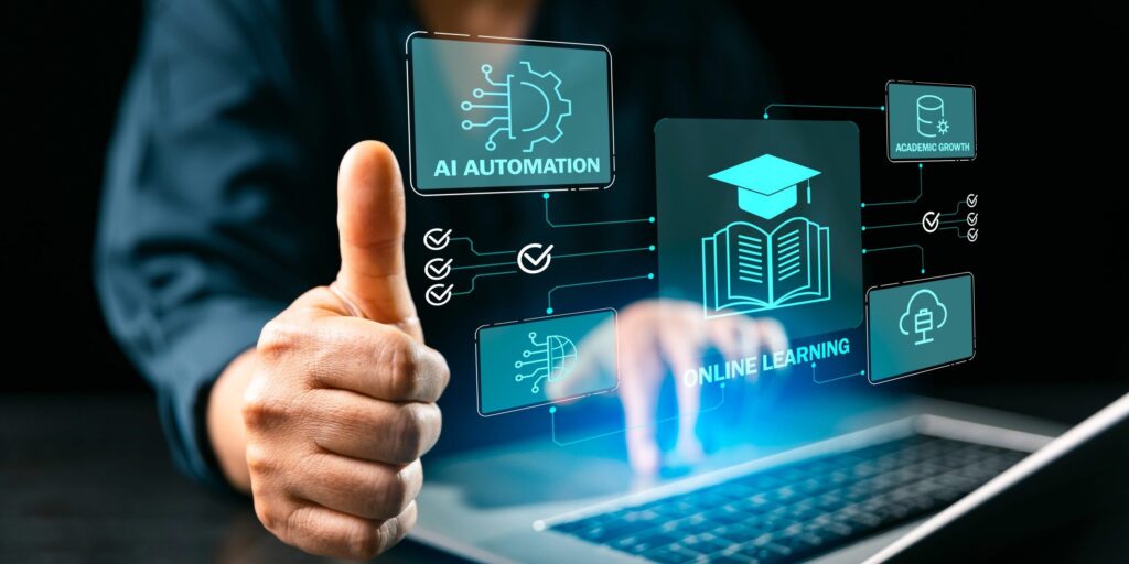 Daumen hoch vor einem Laptop mit holografischer Benutzeroberfläche für KI-Automatisierung und Online-Lernen. Zu sehen sind digitale Lernprozesse, akademische Weiterentwicklung, Kursverwaltung und Analysewerkzeuge für digitale Schulungen. Online-Lernen.