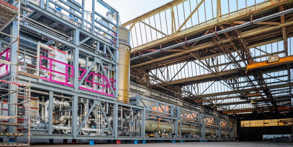 Das standardisierte 20-MW-Modul scalum® für die alkalische Wasserelektrolyse von thyssenkrupp nucera am Module Yard in Spanien.
