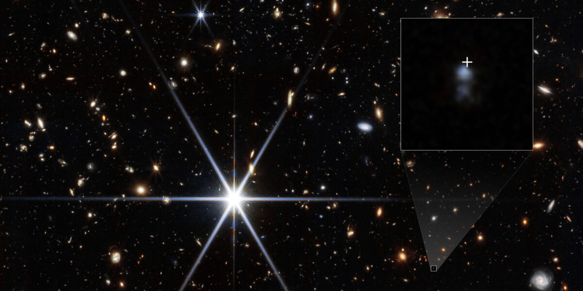 Webb-Aufnahme eines tiefen Galaxienfelds mit vergrößertem Ausschnitt der lichtschwachen Wirtsgalaxie von FRB 20240304B.