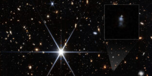 Webb-Aufnahme eines tiefen Galaxienfelds mit vergrößertem Ausschnitt der lichtschwachen Wirtsgalaxie von FRB 20240304B.