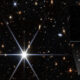 Webb-Aufnahme eines tiefen Galaxienfelds mit vergrößertem Ausschnitt der lichtschwachen Wirtsgalaxie von FRB 20240304B.