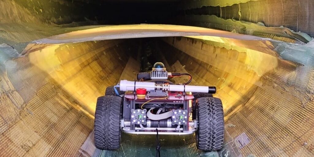 Roboter im Innenraum eines Rotorblatts.